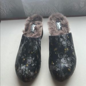 Jambu Floral Black Mules with Faux Fur Lining